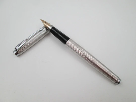 Parker 75. Metal plateado y detalles cromados. Patrón barleycorn. Plumín 14k