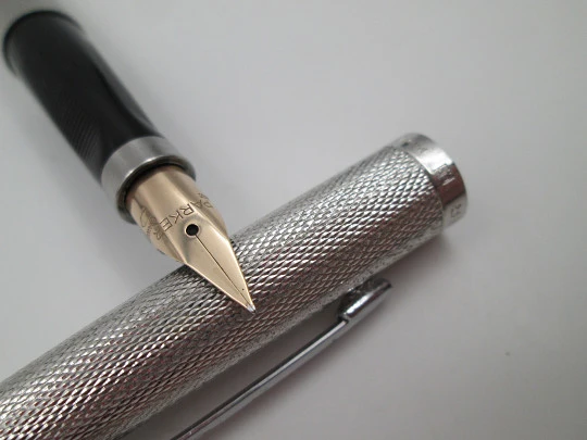 Parker 75. Metal plateado y detalles cromados. Patrón barleycorn. Plumín 14k