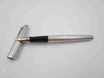 Parker 75. Metal plateado y detalles cromados. Patrón barleycorn. Plumín 14k