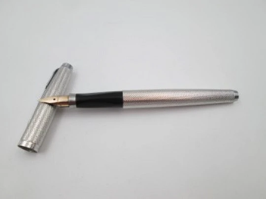 Parker 75. Metal plateado y detalles cromados. Patrón barleycorn. Plumín 14k