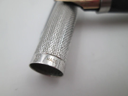 Parker 75. Silver plated & chromed details. Barleycorn pattern. 14k nib. France. 1990's