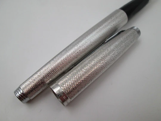 Parker 75. Silver plated & chromed details. Barleycorn pattern. 14k nib. France. 1990's