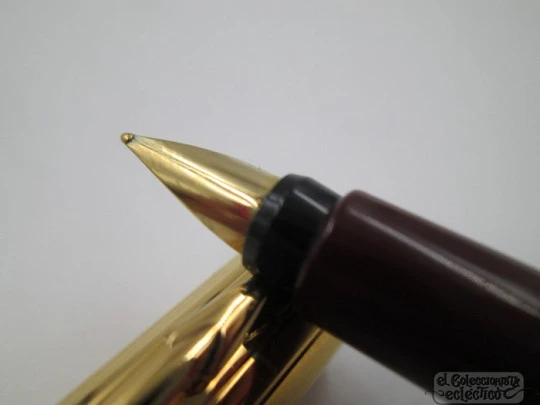 Parker 88 Place Vendome. 23k gold filled & garnet plastic. 1988. Converter