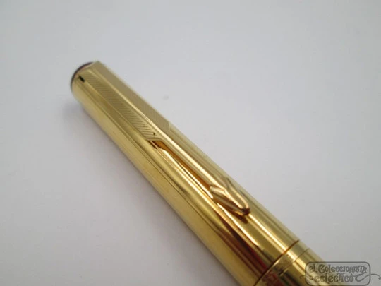 Parker 88 Place Vendome. 23k gold filled & garnet plastic. 1988. Converter