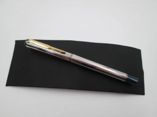 Parker 88 Place Vendome. Chapada en plata y resina azul. Convertidor. 1988