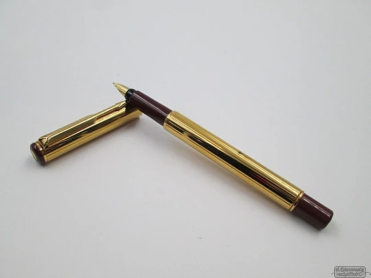 Parker 88 Place Vendome. Chapada oro 23k y plástico granate. 1988