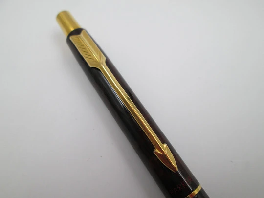 Parker Classic 180 Thuya ballpoint pen. Mottled brown lacquer and gold plated