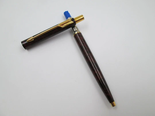 Parker Classic 180 Thuya ballpoint pen. Mottled brown lacquer and gold plated