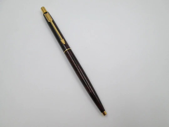 Parker Classic 180 Thuya ballpoint pen. Mottled brown lacquer and gold plated