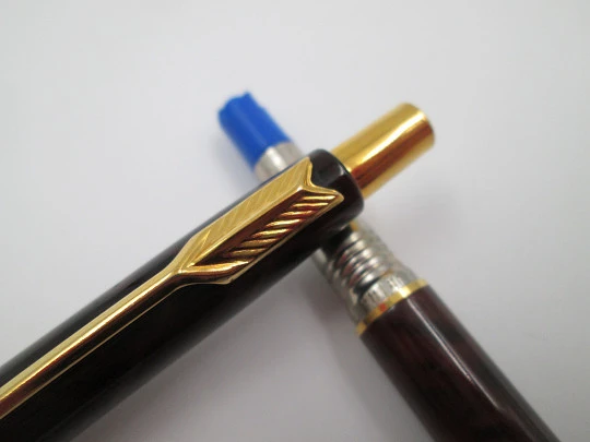 Parker Classic 180 Thuya ballpoint pen. Mottled brown lacquer and gold plated