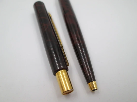 Parker Classic 180 Thuya ballpoint pen. Mottled brown lacquer and gold plated