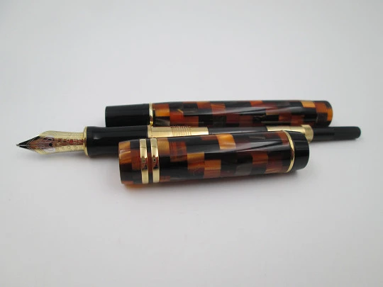 Parker Duofold Amber Check Centennial. Mosaic resin & gold plated. Box. 2006's