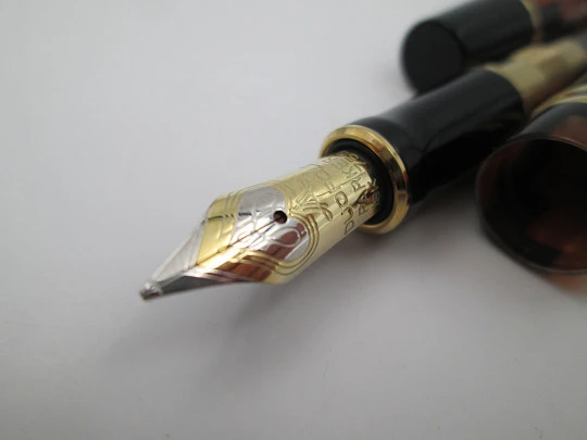 Parker Duofold Amber Check Centennial. Resina mosaico y detalles chapados. 2006