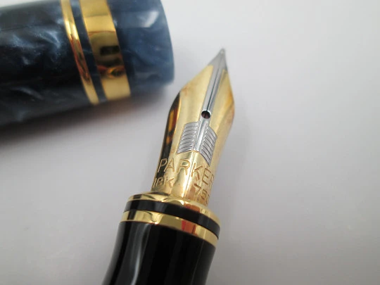 Parker Duofold Centennial fountain pen. Blue marble resin & gold plated. 18k gold nib. 2000's