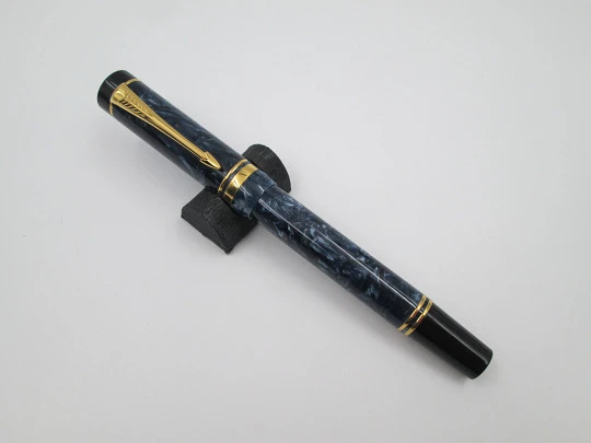 Parker Duofold Centennial fountain pen. Blue marble resin & gold plated. 18k gold nib. 2000's