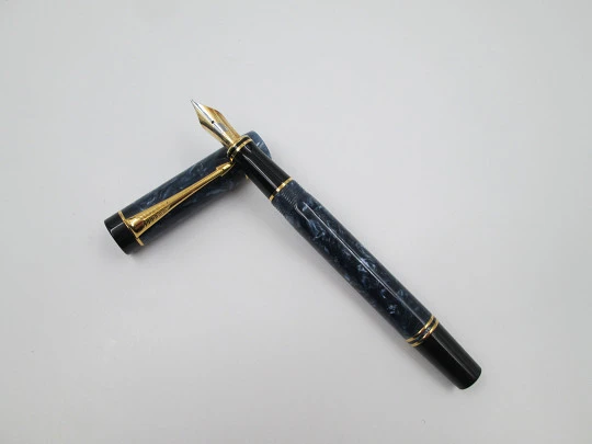 Parker Duofold Centennial fountain pen. Blue marble resin & gold plated. 18k gold nib. 2000's