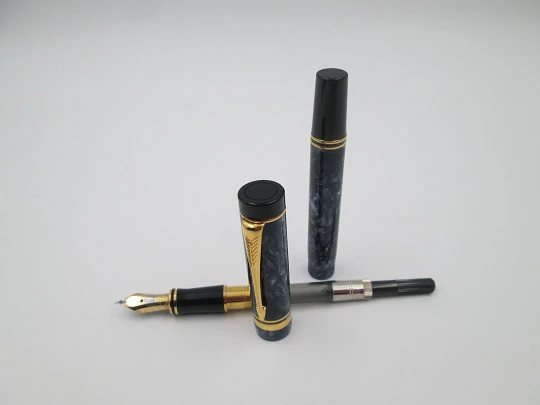 Parker Duofold Centennial fountain pen. Blue marble resin & gold plated. 18k gold nib. 2000's