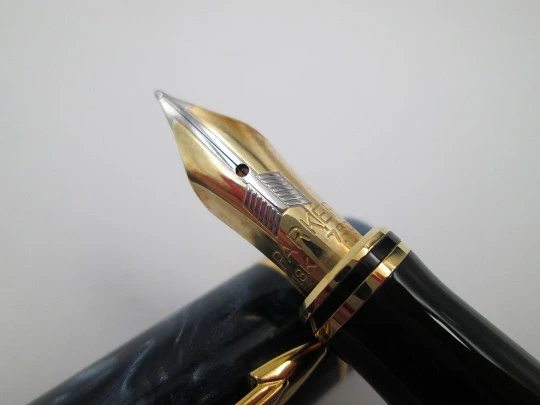 Parker Duofold Centennial fountain pen. Blue marble resin & gold plated. 18k gold nib. 2000's