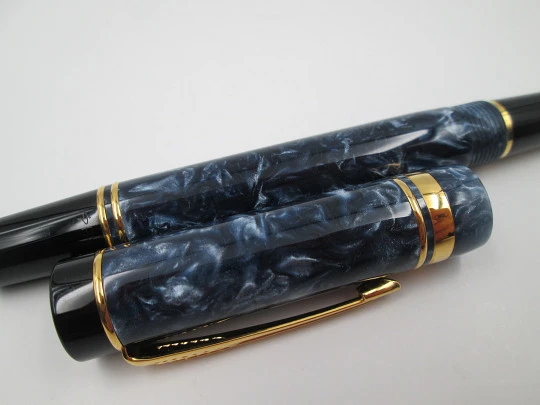 Parker Duofold Centennial fountain pen. Blue marble resin & gold plated. 18k gold nib. 2000's