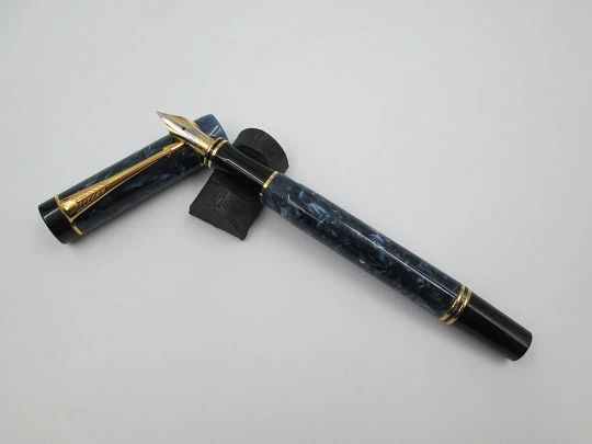 Parker Duofold Centennial fountain pen. Blue marble resin & gold plated. 18k gold nib. 2000's