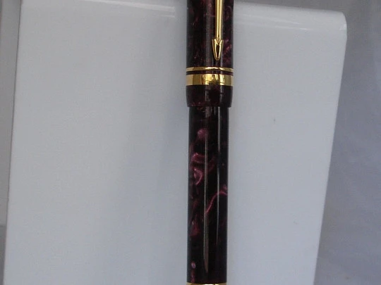 Parker Duofold Centennial MK1. Black & burgundy resin. 18K gold nib. 1987