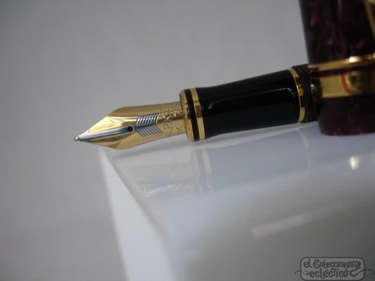 Parker Duofold Centennial MK1. Black & burgundy resin. 18K gold nib. 1987