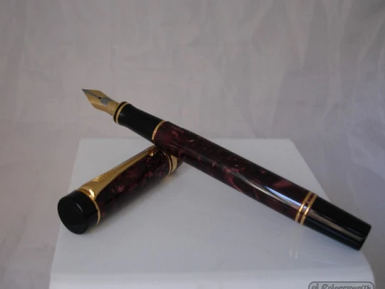 Parker Duofold Centennial MK1. Black & burgundy resin. 18K gold nib. 1987