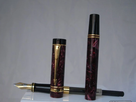 Parker Duofold Centennial MK1. Black & burgundy resin. 18K gold nib. 1987