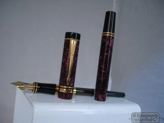 Parker Duofold Centennial MK1. Black & burgundy resin. 18K gold nib. 1987