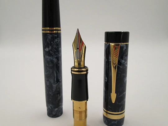 Parker Duofold Centennial. 1990's. Marble blue resin. 18K gold nib