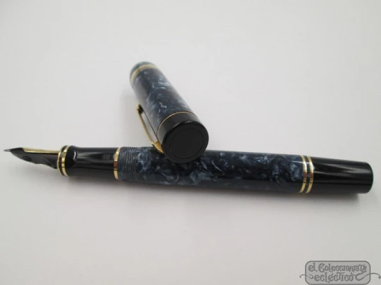 Parker Duofold Centennial. 1990's. Marble blue resin. 18K gold nib