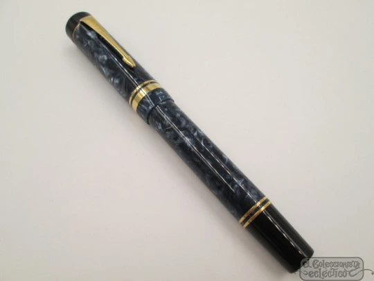 Parker Duofold Centennial. 1990's. Marble blue resin. 18K gold nib