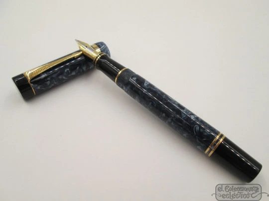 Parker Duofold Centennial. 1990's. Marble blue resin. 18K gold nib