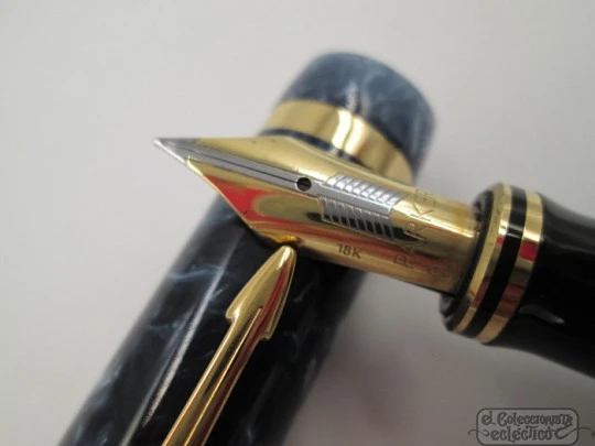 Parker Duofold Centennial. 1990's. Marble blue resin. 18K gold nib