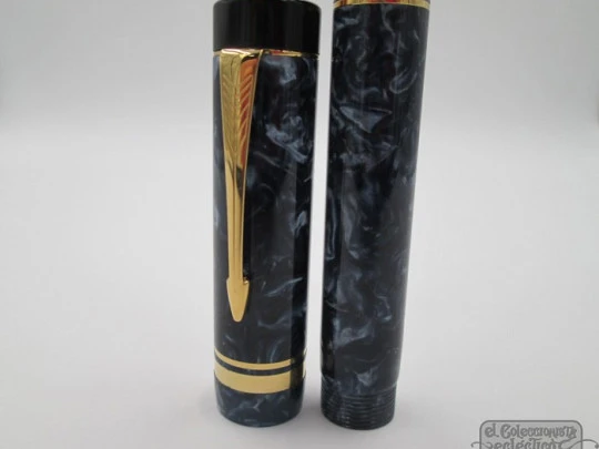 Parker Duofold Centennial. 1990's. Marble blue resin. 18K gold nib