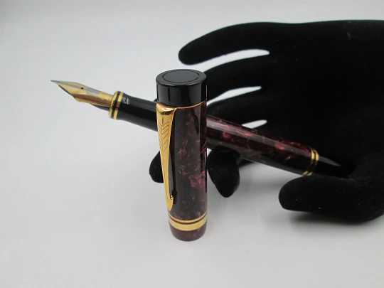 Parker Duofold Centennial. Burgundy marble resin and gold plated details. England. 1990's Parker Duofold Centennial. Burgundy marble resin and gold plated details. England. 1990's