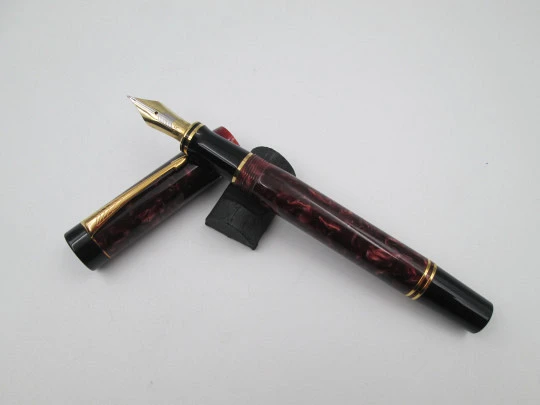 Parker Duofold Centennial. Burgundy marble resin and gold plated details. England. 1990's Parker Duofold Centennial. Burgundy marble resin and gold plated details. England. 1990's