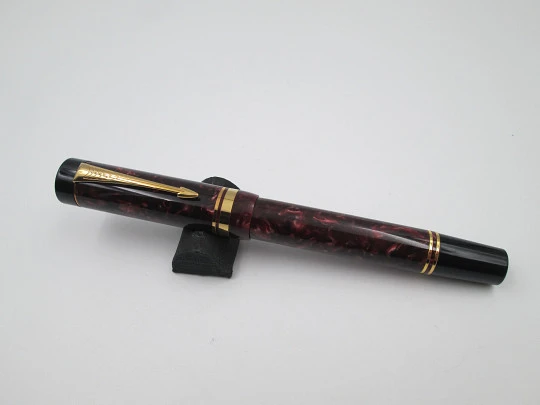Parker Duofold Centennial. Burgundy marble resin and gold plated details. England. 1990's Parker Duofold Centennial. Burgundy marble resin and gold plated details. England. 1990's