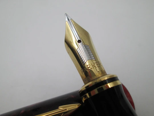 Parker Duofold Centennial. Burgundy marble resin and gold plated details. England. 1990's Parker Duofold Centennial. Burgundy marble resin and gold plated details. England. 1990's