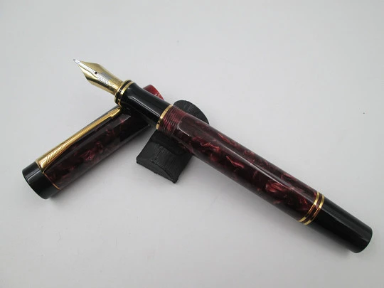 Parker Duofold Centennial. Burgundy marble resin and gold plated details. England. 1990's Parker Duofold Centennial. Burgundy marble resin and gold plated details. England. 1990's