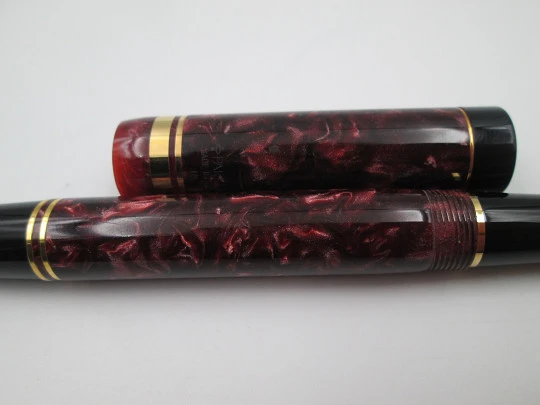 Parker Duofold Centennial. Burgundy marble resin and gold plated details. England. 1990's Parker Duofold Centennial. Burgundy marble resin and gold plated details. England. 1990's