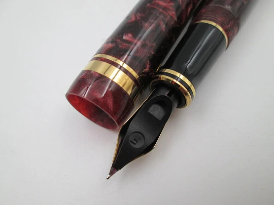 Parker Duofold Centennial. Burgundy marble resin and gold plated details. England. 1990's Parker Duofold Centennial. Burgundy marble resin and gold plated details. England. 1990's