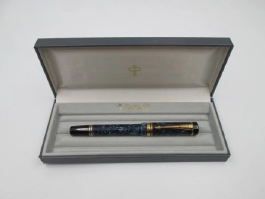 Parker Duofold Centennial. Resina azul mármol y detalles chapados. Plumín 18k. 2000