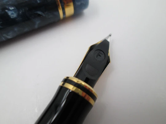 Parker Duofold Centennial. Resina azul mármol y detalles chapados. Plumín 18k. 2000