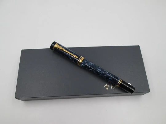 Parker Duofold Centennial. Resina azul mármol y detalles chapados. Plumín 18k. 2000