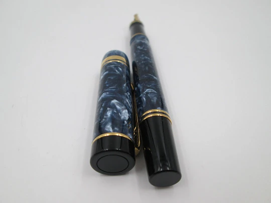 Parker Duofold Centennial. Resina azul mármol y detalles chapados. Plumín 18k. 2000