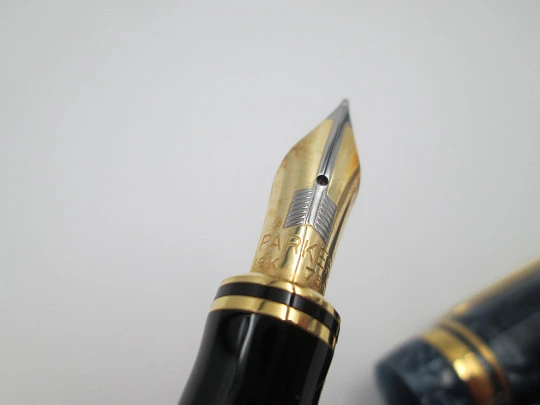 Parker Duofold Centennial. Resina azul mármol y detalles chapados. Plumín 18k. 2000