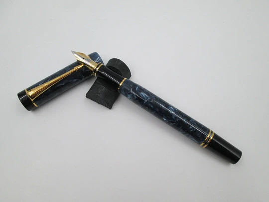 Parker Duofold Centennial. Resina azul mármol y detalles chapados. Plumín 18k. 2000