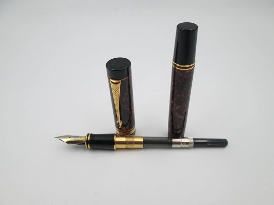 Parker Duofold Centennial. Resina marmolizada borgoña y chapados oro. 1990 Parker Duofold Centennial. Resina marmolizada borgoña y chapados oro. 1990