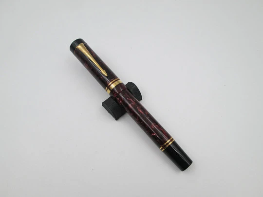 Parker Duofold Centennial. Resina marmolizada borgoña y chapados oro. 1990 Parker Duofold Centennial. Resina marmolizada borgoña y chapados oro. 1990